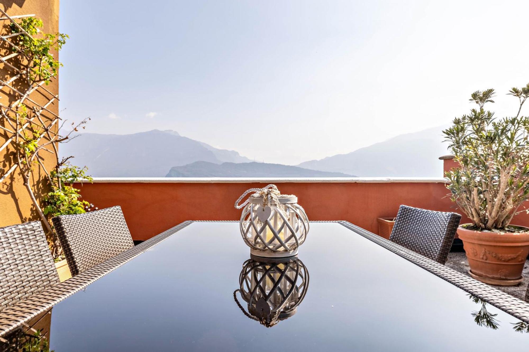 Casa Sara With Swimming Pool Apartment Riva del Garda Luaran gambar