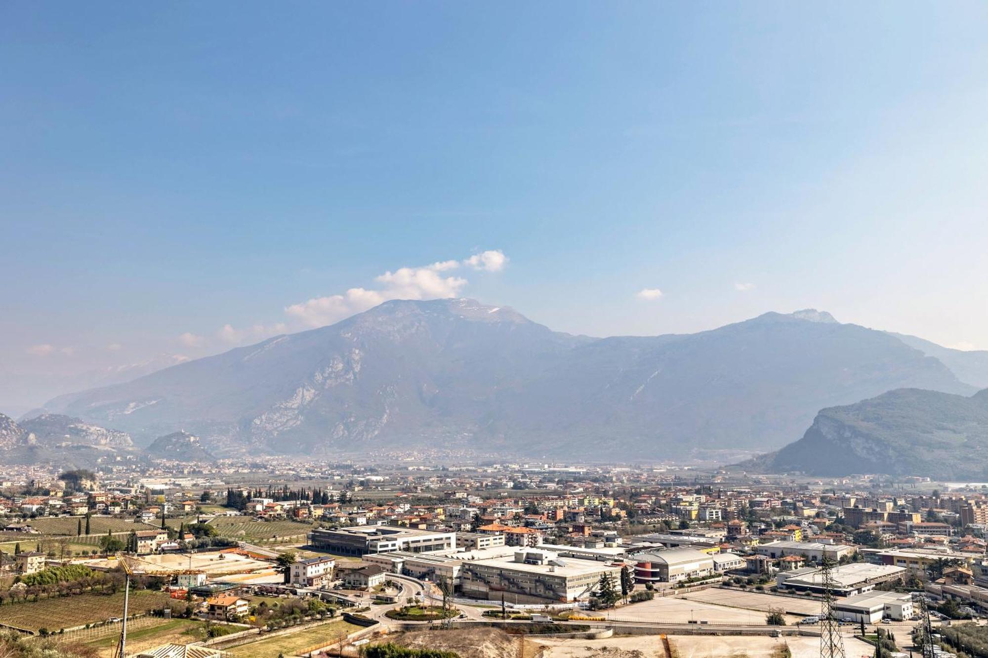 Casa Sara With Swimming Pool Apartment Riva del Garda Luaran gambar